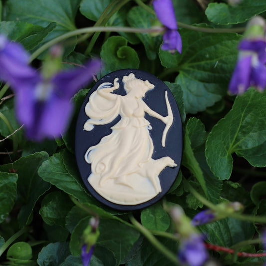 Diana - Goddess of the Hunt Cameo Needleminder